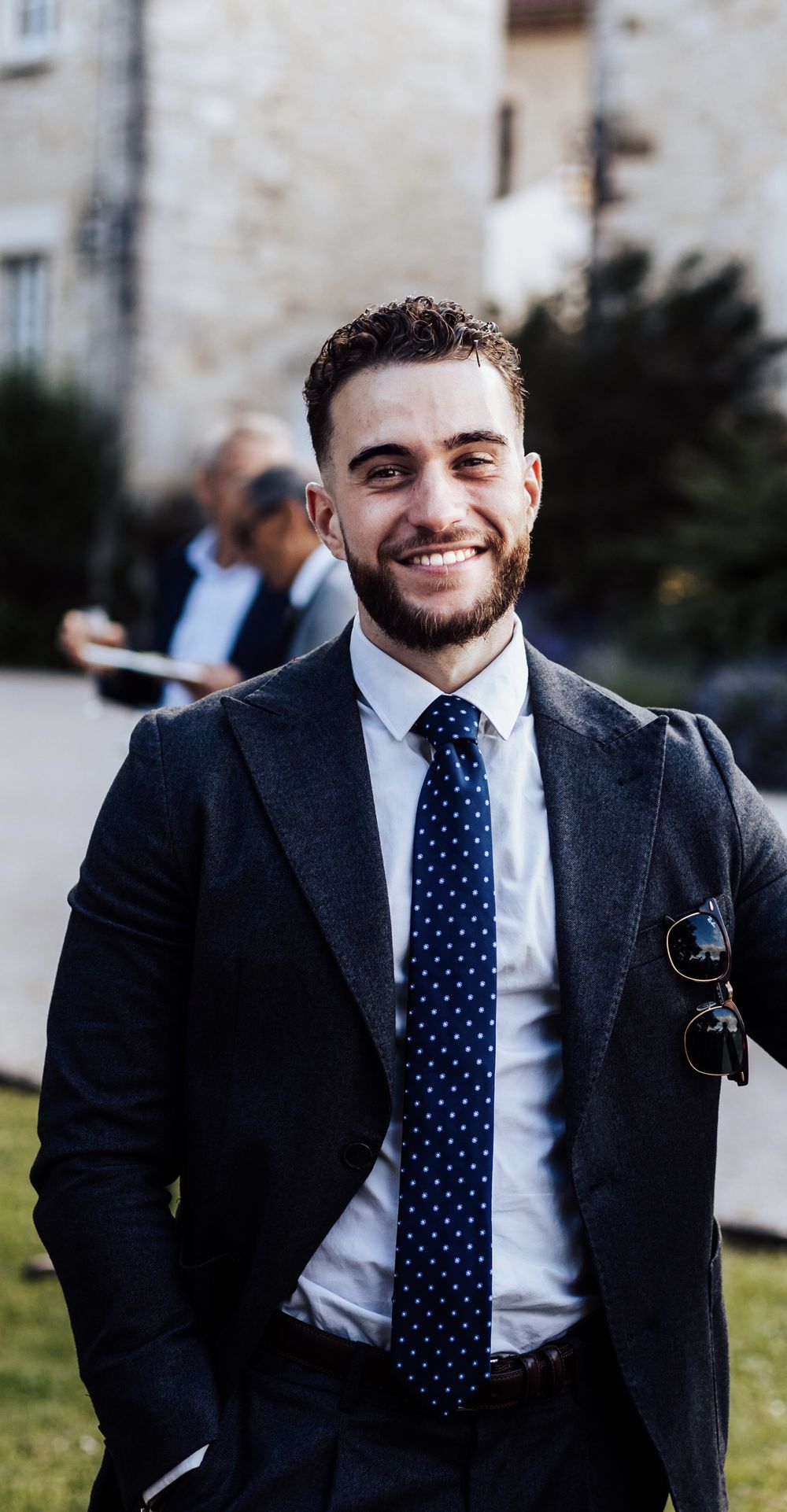 Romain Alarcon, conseiller financier, en costume