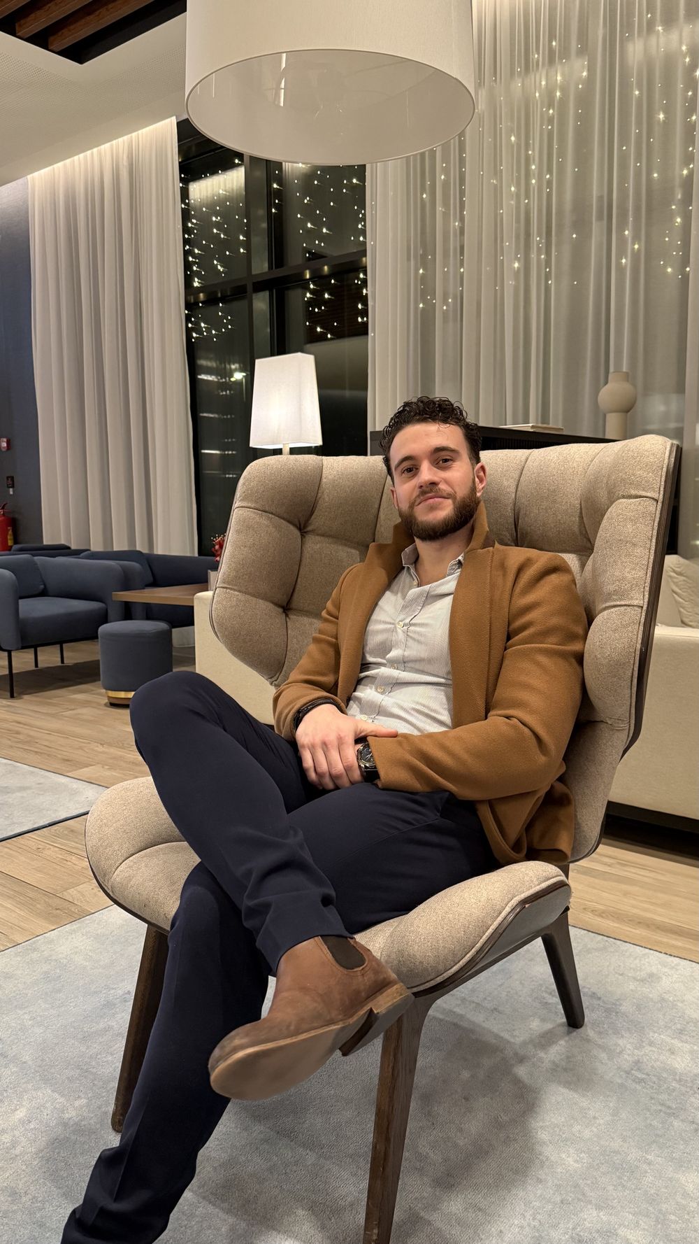 Romain Alarcon, assis dans un fauteuil